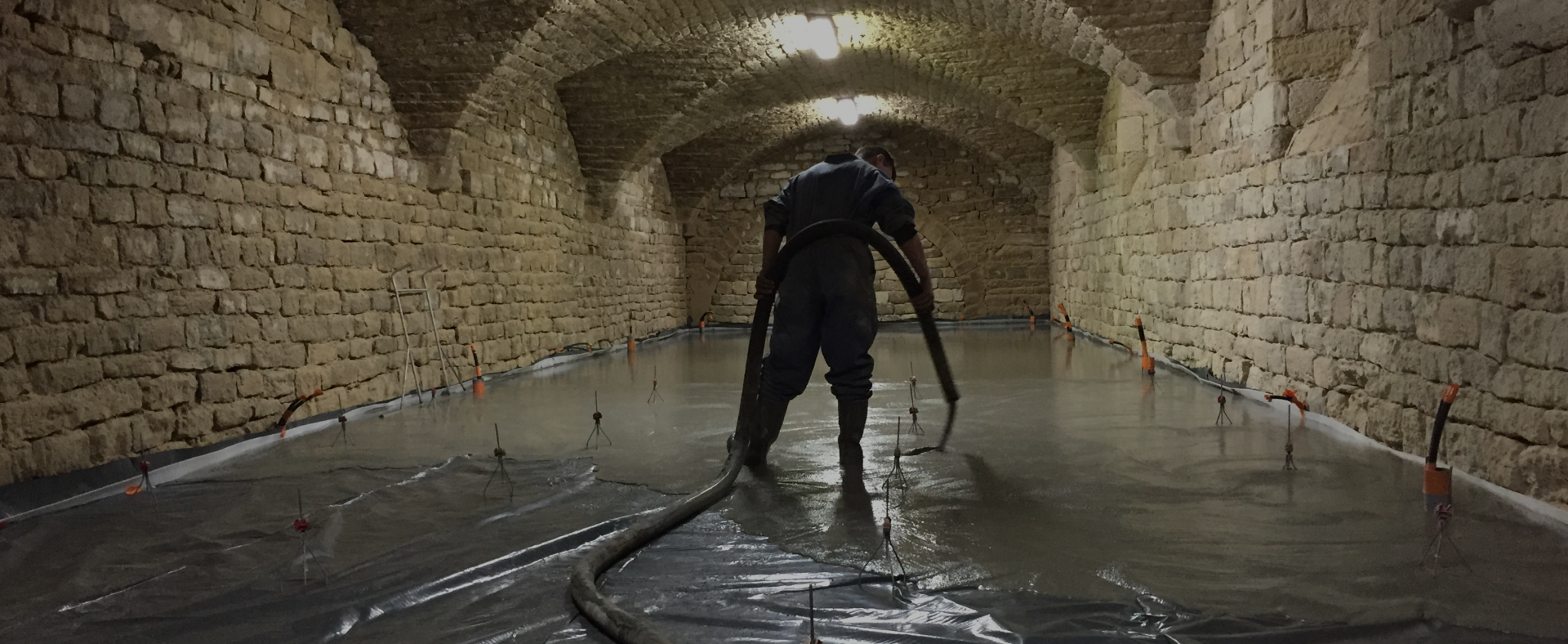 Liquid floor screeding